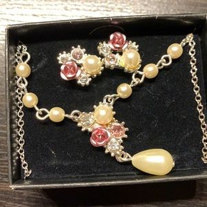 Earrings are necklace set